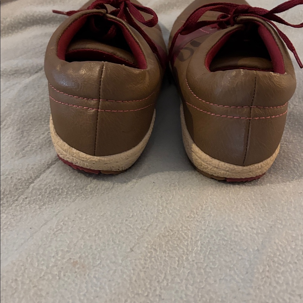 Vionic sneakers. - Picture 4 of 6